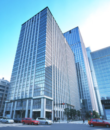東京駅隣接(永代通りから)
